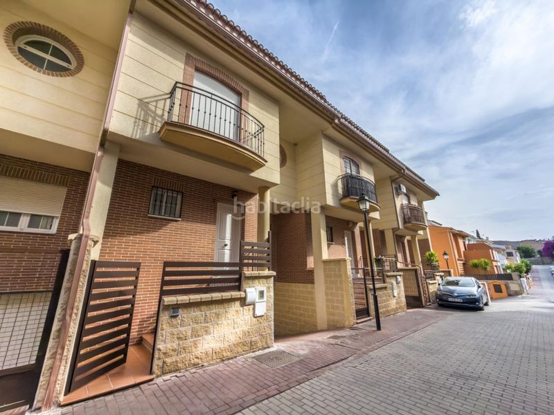 Foto 49404d05-c67d-47ac-94d4-6cad93a8172f. Casa adossada a calle tiberio 7 a Cenes de la Vega