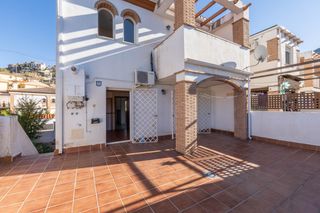 Casa aparellada  Calle san jose. Estupendo  chalet pareado con piscina comunitaria detrás de la r