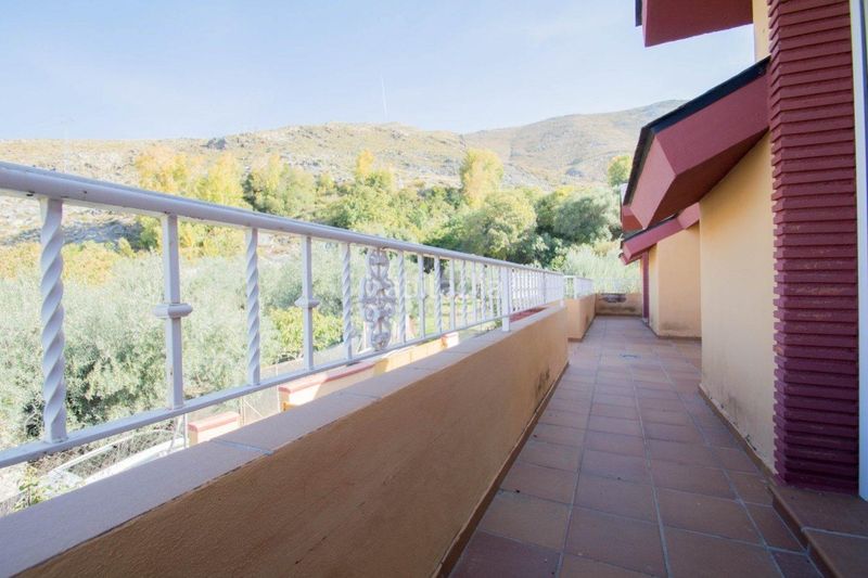 Foto fc6111e4-dbbb-481e-bd08-90697fcad2a0. Xalet amb aparcament piscina a Güéjar Sierra