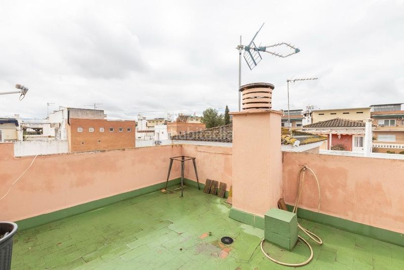 Foto a90b31b6-73e7-4417-bbd0-340650c7c127. Casa adossada a calle calle de averroes a Joaquina Eguaras Granada