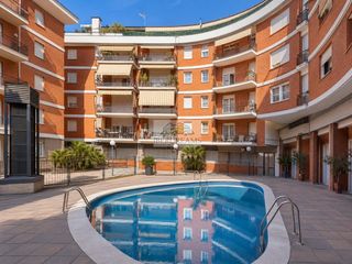 Flat  Paseo florida 14. Piso amplio y luminoso con parking y zona comunitaria con piscin