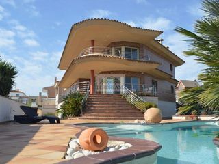 Casa en Avenida mar mediterrania 32. Villa exclusiva junto al mar en lampolla con vistas al mediterrá