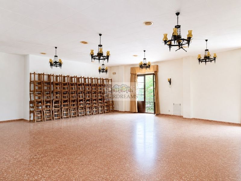 Foto 4e33c5e0-fd7a-47ff-ac44-2987b3b0f55b. Casa adosada edificio con restaurante, gran terraza y potencial residencial en el centro en Teià
