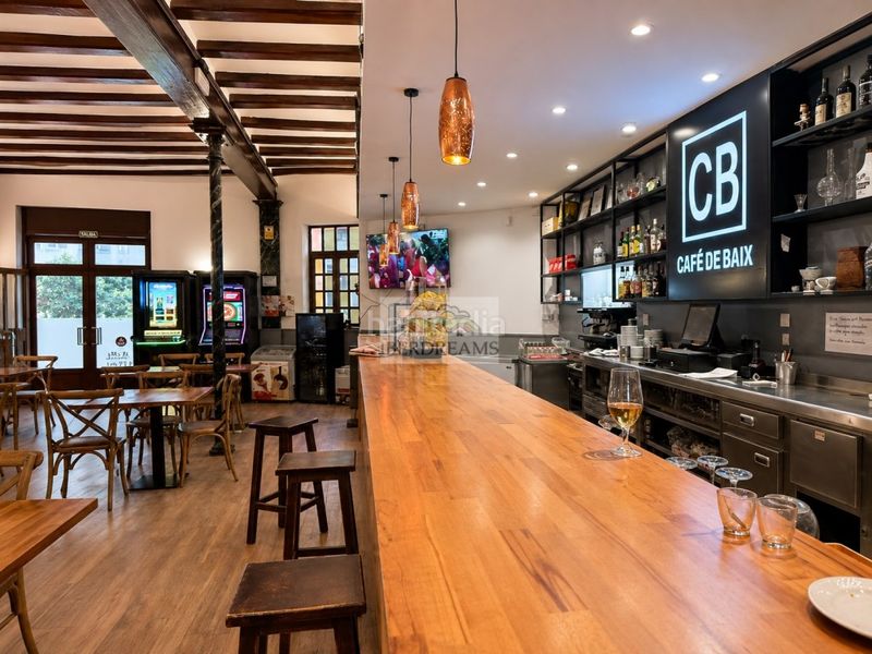 Foto 5789a170-d815-4fd5-b0ab-9914ba9bd837. Casa adosada edificio con restaurante, gran terraza y potencial residencial en el centro en Teià