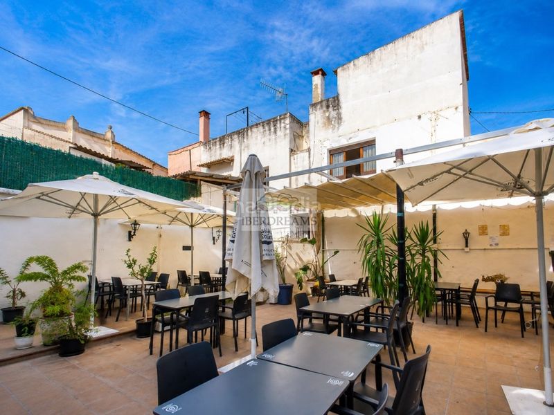 Foto 57e60713-c7ab-4db3-9408-1244265062ab. Casa adosada edificio con restaurante, gran terraza y potencial residencial en el centro en Teià