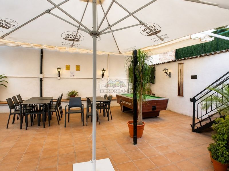 Foto d997f5bb-0b24-434a-8e24-64473067c876. Casa adosada edificio con restaurante, gran terraza y potencial residencial en el centro en Teià