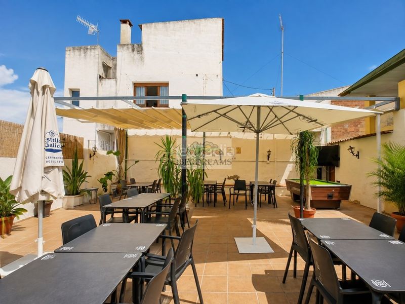 Foto e5df6b0a-e0fd-4a0b-9ec6-932d113ab496. Casa adosada edificio con restaurante, gran terraza y potencial residencial en el centro en Teià