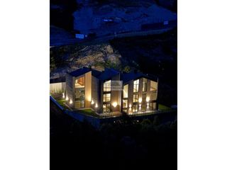 Casa adossada  Carrer de la font del llop. Residencia de lujo de diseño contemporáneo rodeada de naturaleza