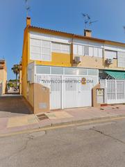 Chalet en Calle los arrecifes 92. ?? tu nuevo hogar te espera a un paso del mar!