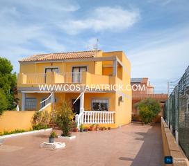 Xalet a Calle sargo 26. Casa de dos plantas con parcela privada en los nietos