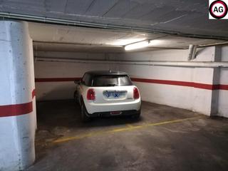 Aparcament cotxe a De l'anselm clavé 5. Parking para moto o coche pequeño