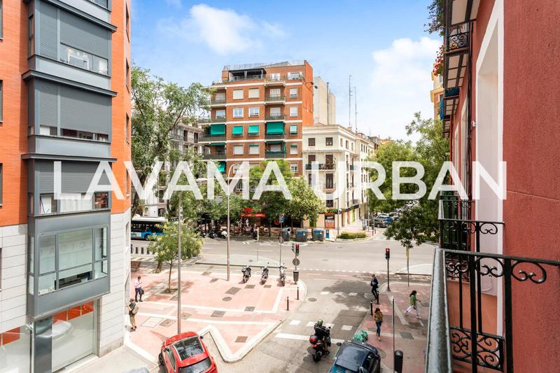 Foto 7f08a23c-9976-41ab-9765-8939af4bf879. Piso magnifico piso exterior en trafalgar en Almagro Madrid