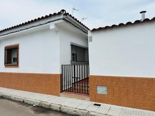Casa a Carretera de Sevilla - Los Montitos. Casa junto a local en venta. villafranco del guadiana