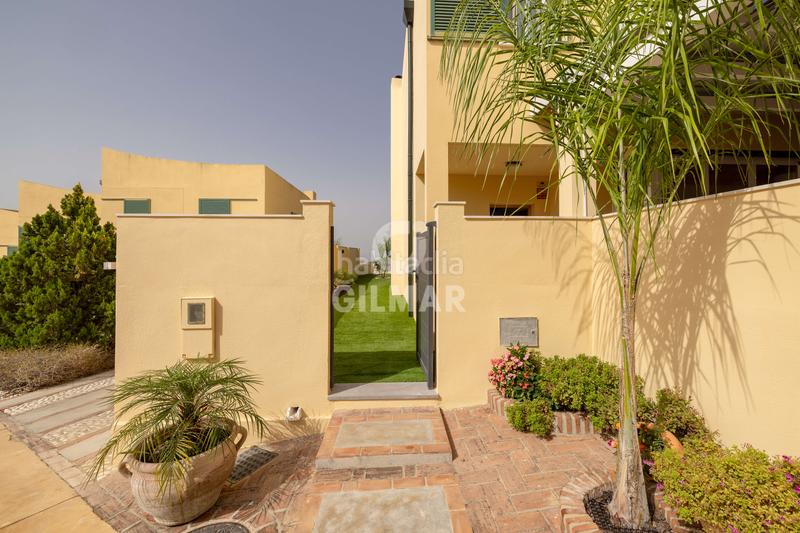 Foto a91a0468-32af-4b1d-a137-e29f2497512b. Casa pareada y si vivir en la zona más cotizada de la exclusiva reserva del higuerón significara tener una residencia que combina privacidad, e en Benalmádena