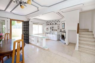 Maison jumelée à Los Boliches. Chalet adosado de 107 m distribuidos en tres plantas. la viviend