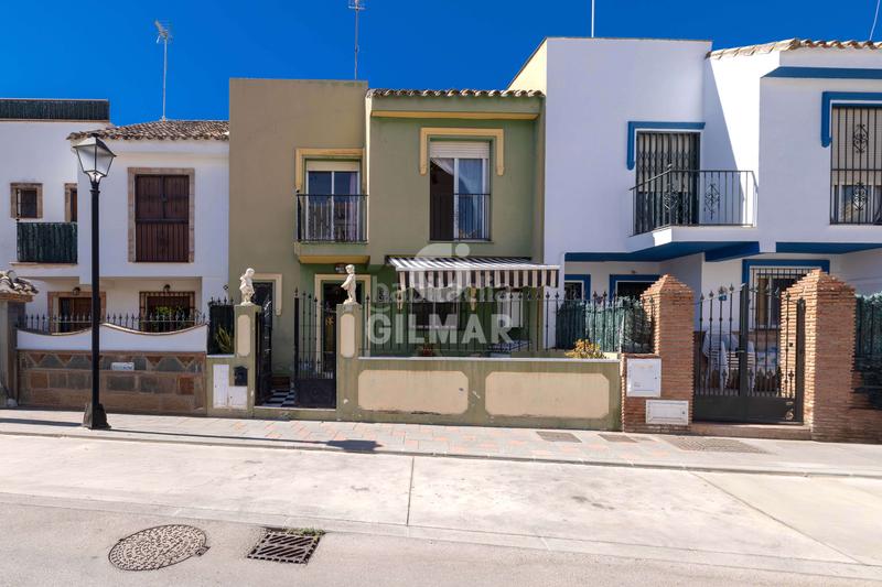 Foto 4c508c80-3961-426c-b38f-d5d258c4e7b0. Casa adossada amb piscina a Los Boliches Fuengirola