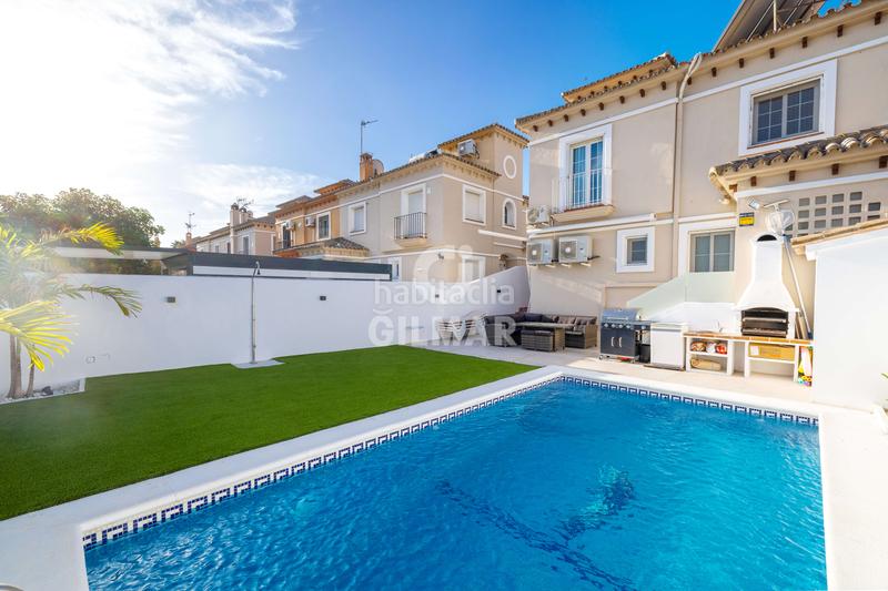 Foto 009092f9-1eda-4701-be8e-999deb381096. Casa aparellada amb calefacció aparcament piscina a Torremolinos