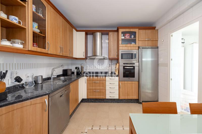 Foto 35715d7f-011e-4dbf-bcfd-85d8c1e70b28. Casa aparellada amb calefacció aparcament piscina a Torremolinos