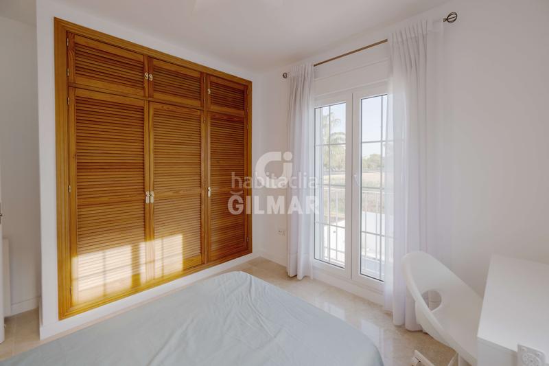 Foto 61c51b64-8c61-4e79-9c34-a720e0122066. Casa aparellada amb calefacció aparcament piscina a Torremolinos