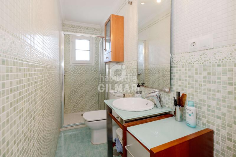 Foto a40c18e4-f406-4aa6-9b8c-1cc6f8b6cd33. Casa aparellada amb calefacció aparcament piscina a Torremolinos