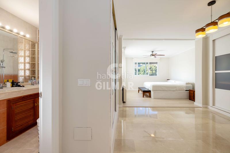 Foto bc3f69e8-6604-48d5-9e8f-e22e7486823b. Casa aparellada amb calefacció aparcament piscina a Torremolinos