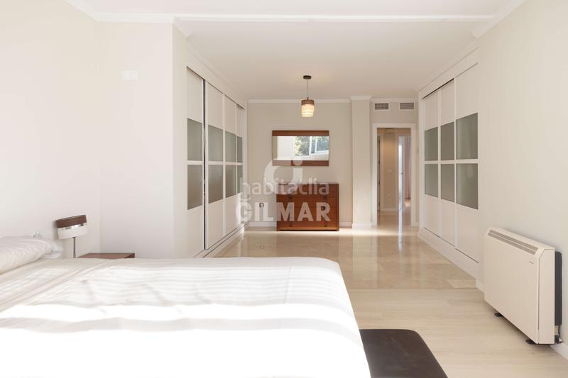 Foto cb48e5b3-2bcc-42e3-952f-8c2bdd651365. Casa aparellada amb calefacció aparcament piscina a Torremolinos