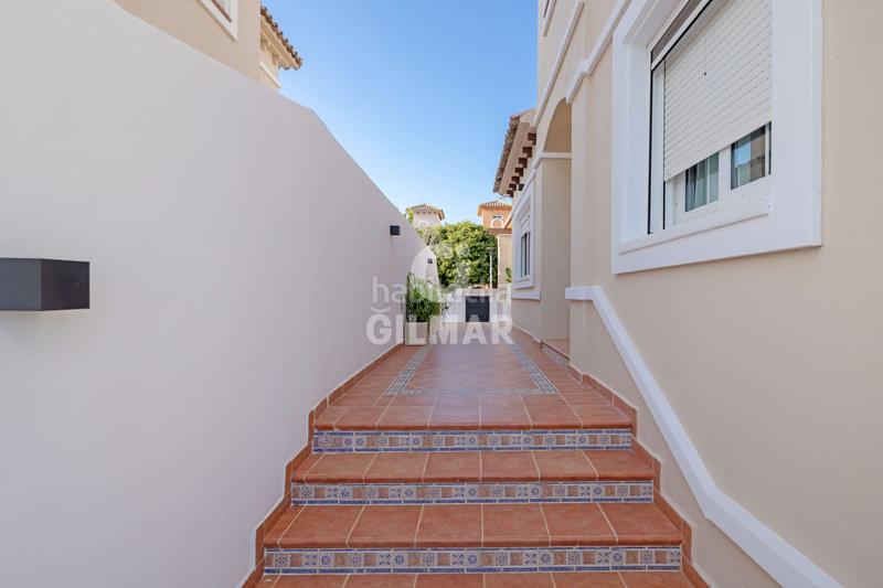 Foto da0ef714-1ca9-4ab1-8e8f-e85a1de4e681. Casa aparellada amb calefacció aparcament piscina a Torremolinos