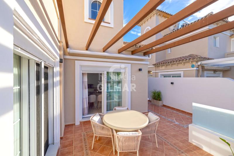 Foto e9a64d5f-af5e-46d7-aaad-b674fa648aa1. Casa aparellada amb calefacció aparcament piscina a Torremolinos