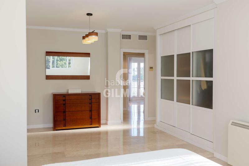 Foto f40e546b-f01a-4b39-95c9-3e623ccc02a5. Casa aparellada amb calefacció aparcament piscina a Torremolinos