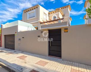 Casa pareada en Los Álamos. Descubre este magnífico chalet pareado ubicado en el corazón de
