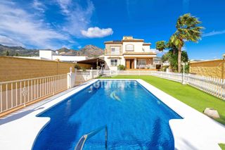 Xalet a Cortijo Torrequebrada. Villa con estilo clásico andaluz independiente de lujo en benalm