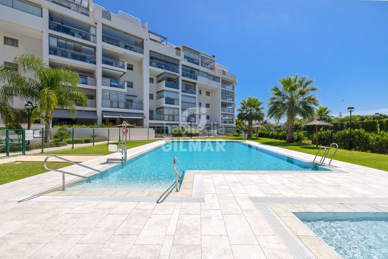 Foto f7718c1e-5b9e-4c20-9386-64b6f8455796. Pis amb calefacció aparcament piscina a Los Álamos Torremolinos