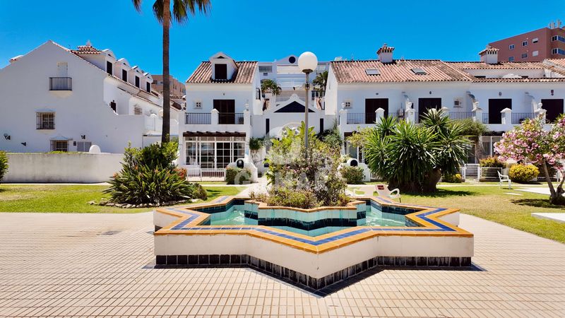 Foto ba935c81-4702-43b2-9aa1-668c7e73ddc3. Casa adossada amb piscina a Castillo Sohail - Myramar Fuengirola