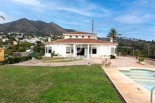 Xalet a La Capellanía - El Higuerón. Descubre esta espectacular villa independiente en benalmádena, u