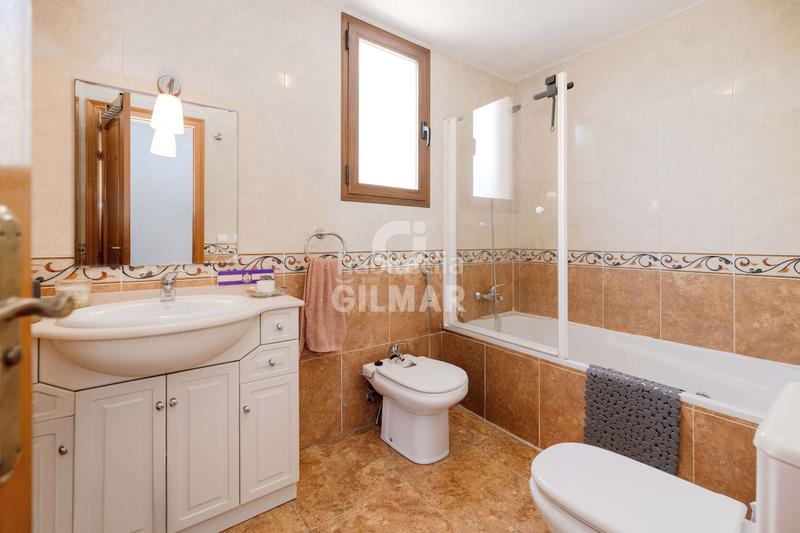 Foto 5845e516-c382-4c91-b135-e8eea3bdfa1f. Ático impresionante ático ubicado costa. con una superficie construida de 127 metros cuadrados, esta vivienda es el epíto en Benalmádena