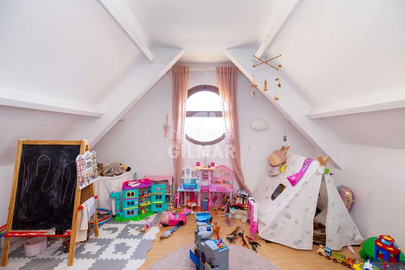 Foto 5c23af96-e5fa-4a1c-a320-741ce56665c5. Ático impresionante ático ubicado costa. con una superficie construida de 127 metros cuadrados, esta vivienda es el epíto en Benalmádena