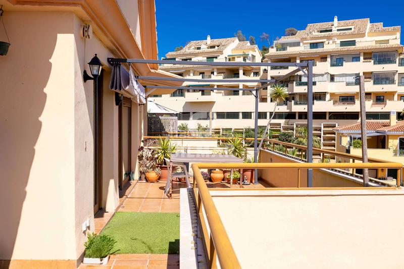 Foto c9f21d0f-2de0-429d-b728-2503288cc6ba. Ático impresionante ático ubicado costa. con una superficie construida de 127 metros cuadrados, esta vivienda es el epíto en Benalmádena