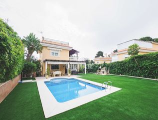 Chalet in El Pinar- Palacio de Congresos. Impresionante chalet independiente ubicado en la vibrante zona d