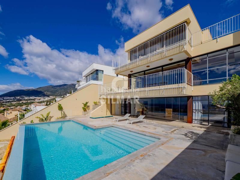 Foto 5f6ac60d-5744-42b2-9e1b-92ec526817e5. Chalet magnífico chalet de 5 dormitorios ubicado en el encantador barrio de arroyo de la miel . este majestuoso chalet inde en Benalmádena