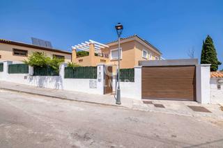 Chalet à El Pinar- Palacio de Congresos. Le presentamos este impresionante chalet independiente situado e