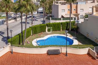 Casa adossada a El Pinar- Palacio de Congresos. Se ofrece esta magnífica vivienda situada en una tranquila urban