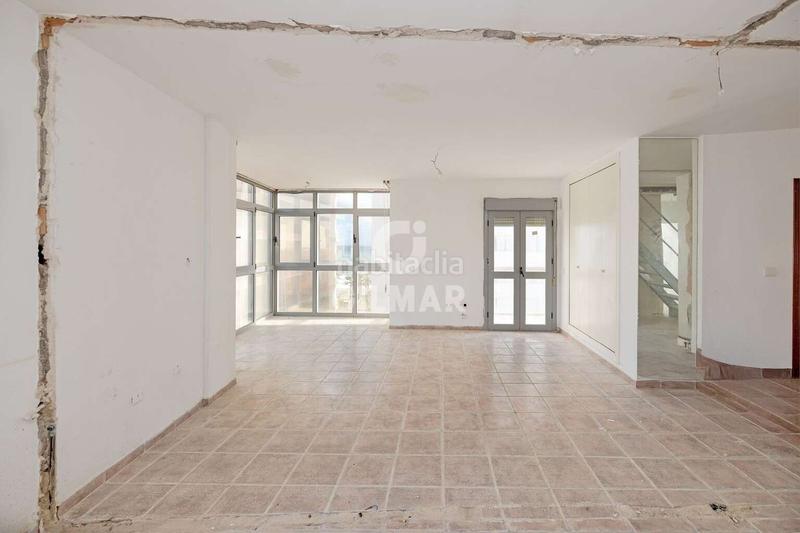 Foto 224f7b03-0643-4bbb-8a31-95e650fb955d. Dúplex exclusivo ático dúplex en fuengirola, málaga. este impresionante inmueble ofrece un estilo de vida sofisticado y elegante en una u en Torremolinos