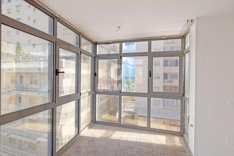 Foto 2c6ca8bc-b631-40ac-89ae-409d9f37dcb6. Dúplex exclusivo ático dúplex en fuengirola, málaga. este impresionante inmueble ofrece un estilo de vida sofisticado y elegante en una u en Torremolinos