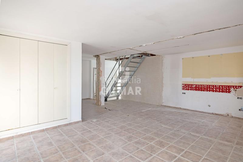 Foto 5bdcf347-de1a-4b70-80f8-4b8a3ae7a355. Dúplex exclusivo ático dúplex en fuengirola, málaga. este impresionante inmueble ofrece un estilo de vida sofisticado y elegante en una u en Torremolinos