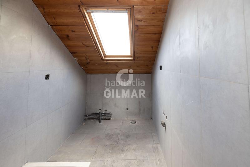 Foto b138de97-bcba-45a5-9e08-a94c70bd305a. Dúplex exclusivo ático dúplex en fuengirola, málaga. este impresionante inmueble ofrece un estilo de vida sofisticado y elegante en una u en Torremolinos