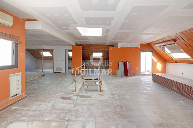 Foto b1f204a4-c9bb-4ad7-8e9c-2c645a198d35. Dúplex exclusivo ático dúplex en fuengirola, málaga. este impresionante inmueble ofrece un estilo de vida sofisticado y elegante en una u en Torremolinos