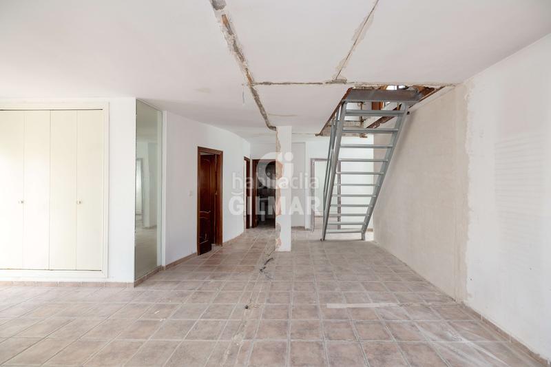 Foto f65edaf4-60de-41dd-ac0e-aa998ad40c95. Dúplex exclusivo ático dúplex en fuengirola, málaga. este impresionante inmueble ofrece un estilo de vida sofisticado y elegante en una u en Torremolinos