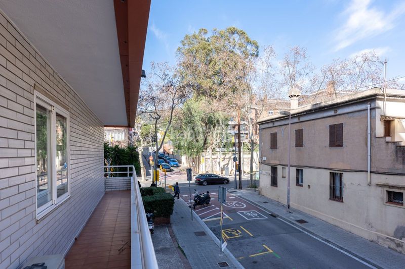 Foto 7ad8bea8-ac6c-44e3-bd27-623653880cd8. Pis amb calefacció aparcament piscina a Tres Torres Barcelona