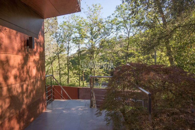Foto c3b1cfdb-a4b2-4e0d-8d25-321e30ce7e74. Casa amb calefacció aparcament piscina a Les Planes Sant Cugat del Vallès