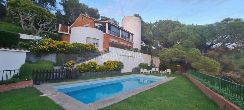 Foto d55e5d70-1029-4854-939e-035ae619c479. Casa amb aparcament piscina a La Plana-Bellsoleig Sant Just Desvern